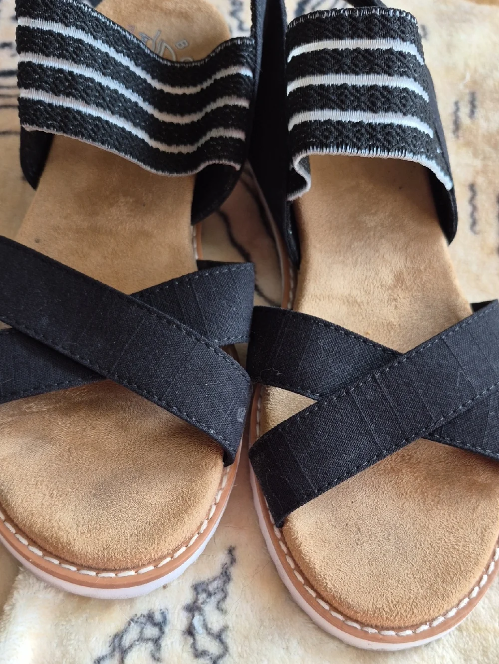 Bobs From Skechers Size 6 Sandals Strappy Details Memory Foam